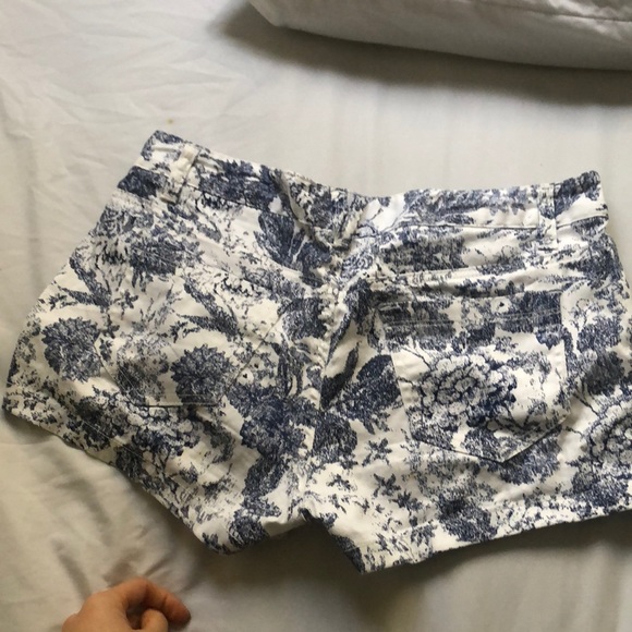 Flattering 4 way stretch floral shorts - Picture 2 of 4